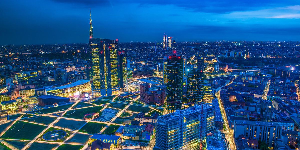​Milano vista dall'alto di sera