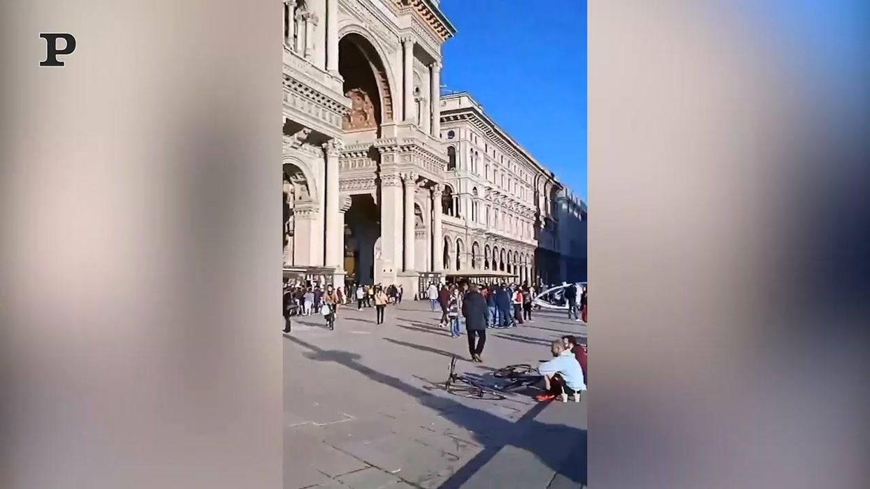 Milano Duomo, assembramenti in zona arancione | video