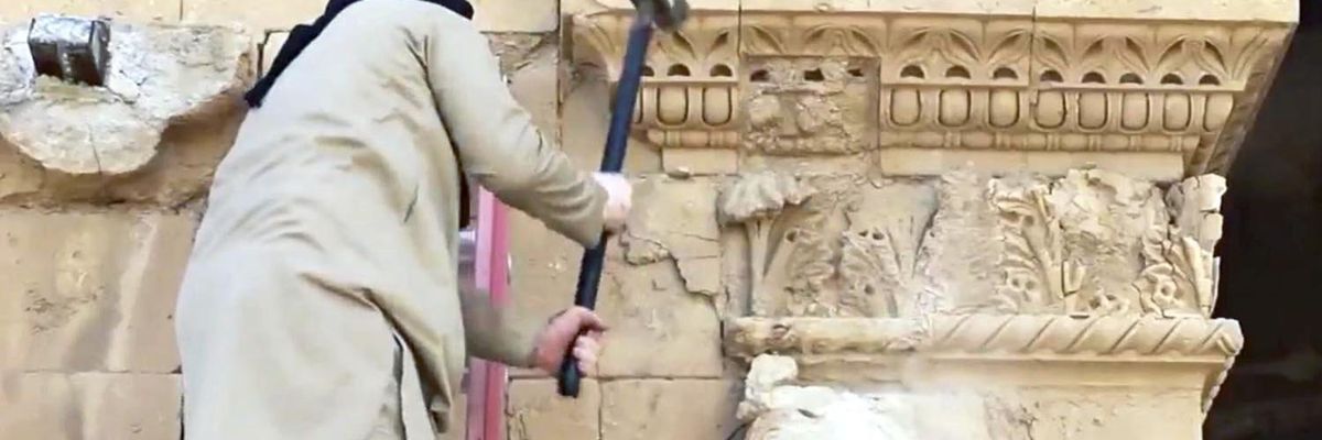 Miliziano Isis distrugge un arco Romano a Palmira, città siriana che ha fornito al jihad innumerevoli reperti.