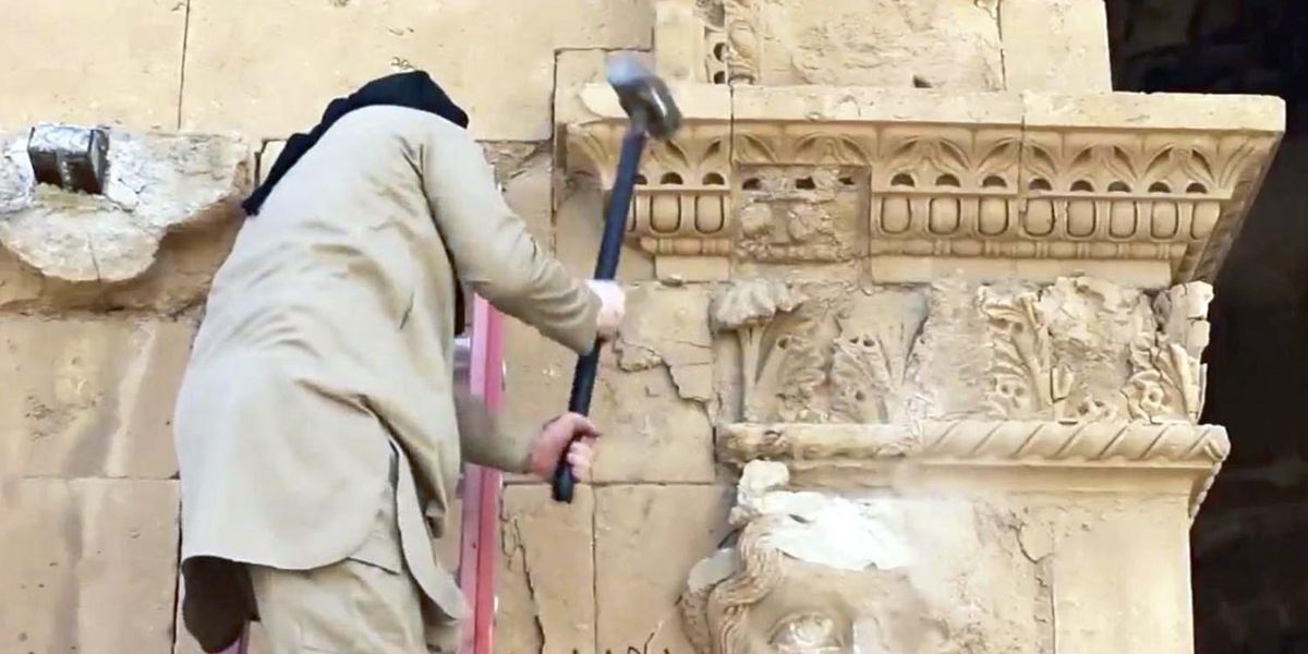 Miliziano Isis distrugge un arco Romano a Palmira, città siriana che ha fornito al jihad innumerevoli reperti.