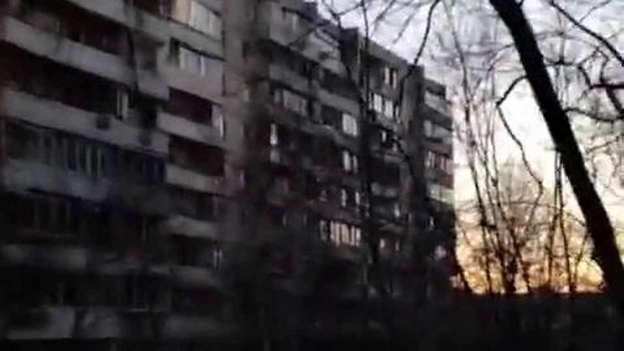 Missile colpisce palazzo a Kiev | video