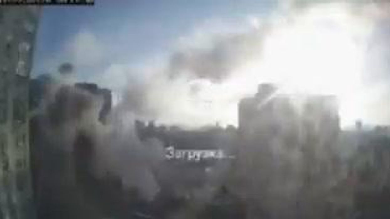 Missile russo colpisce un palazzo a Kiev | video