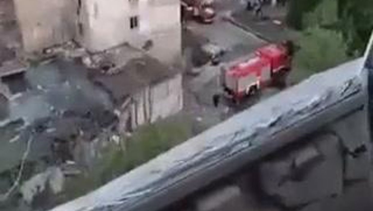 Missile russo su palazzo a Odessa: morti I video