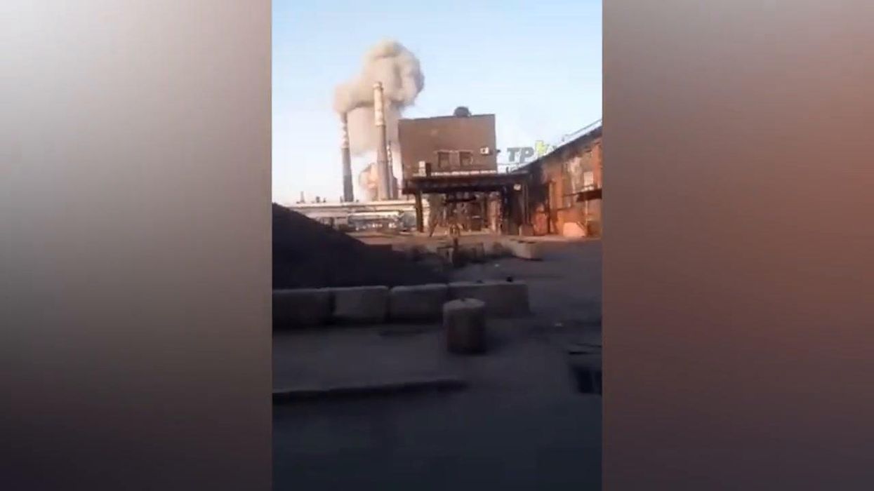 Ucraina, missili sopra la centrale nucleare di Zaporizhzhia | Video