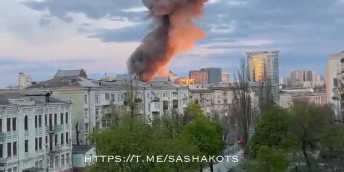 Missili russi su Kiev durante la visita del Segretario Onu, Guterres | video