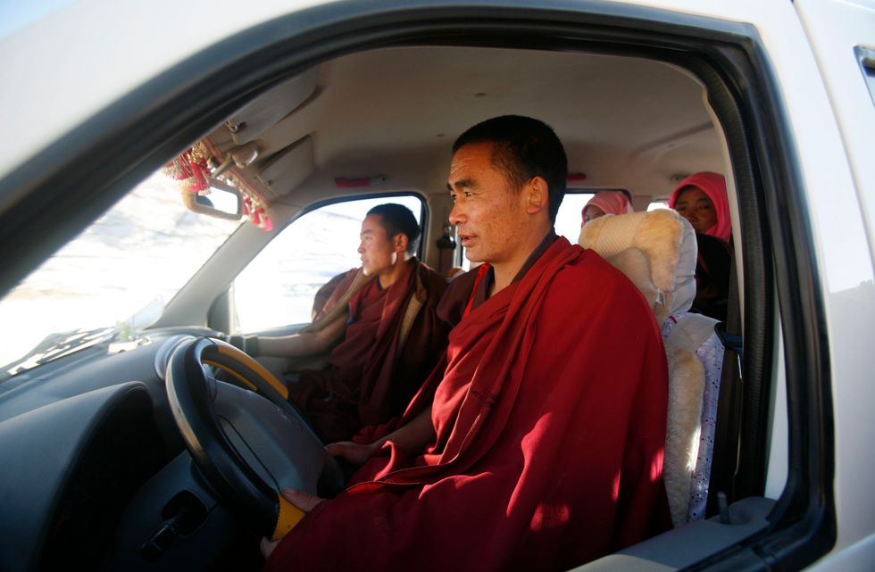 Monaci buddisti tentati dal lusso
