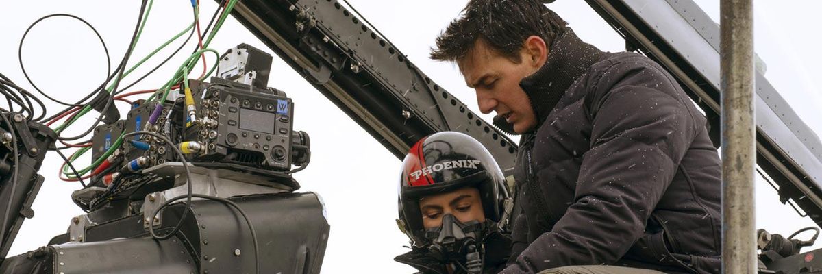 Monica Barbaro e Tom Cruise sul set di Top Gun: Maverick
