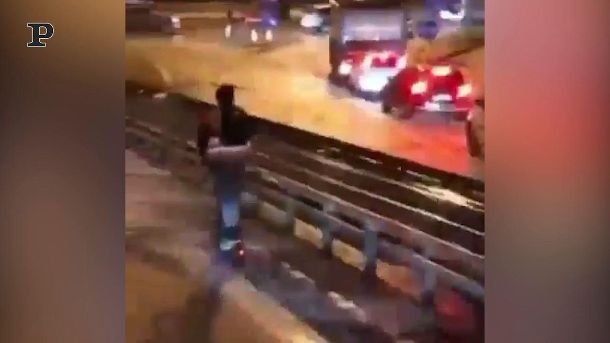 Vicenza, incosciente in monopattino elettrico in Autostrada | video