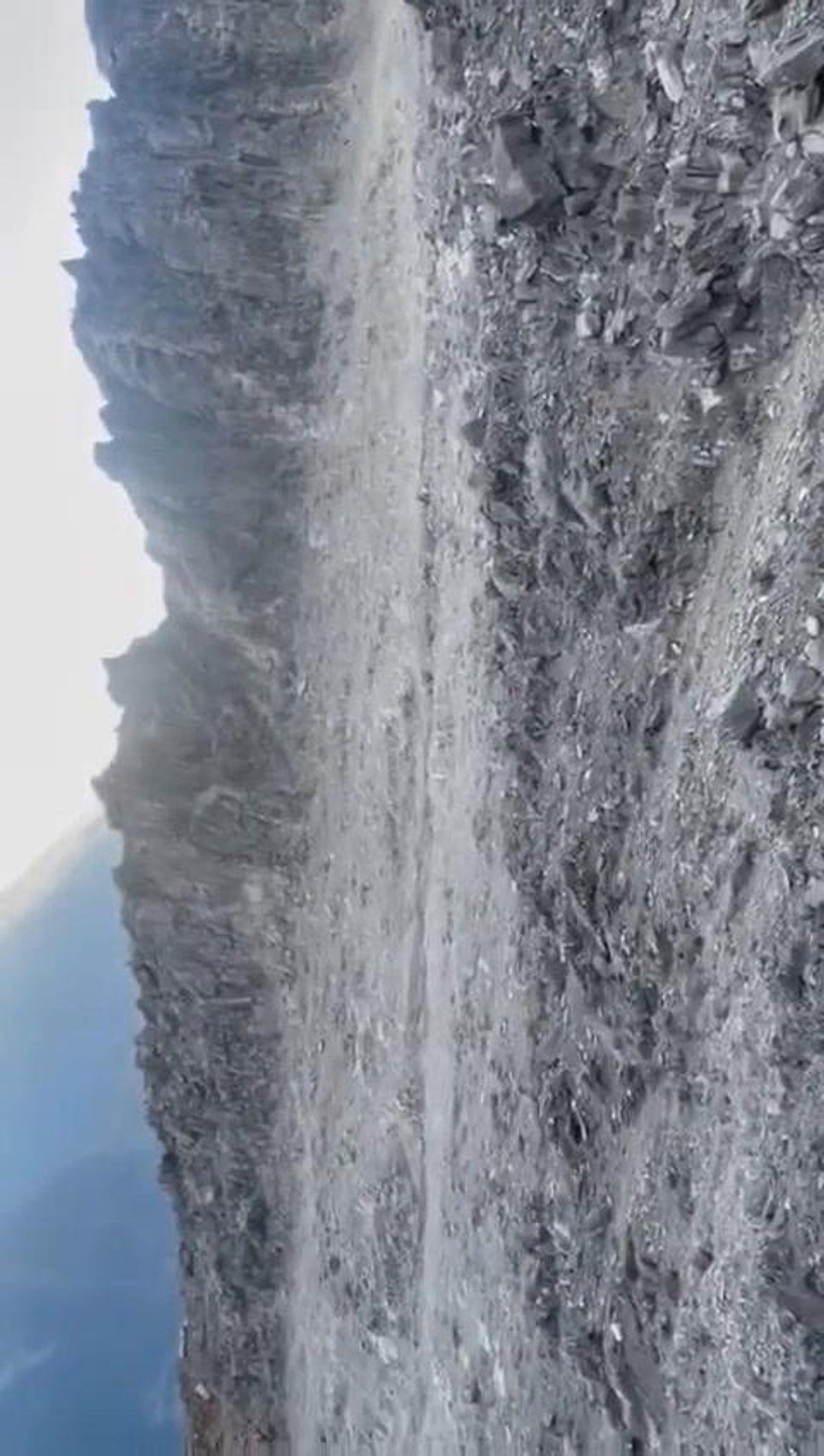 Monte Bianco, cadono pietre: pericolo di morte I video