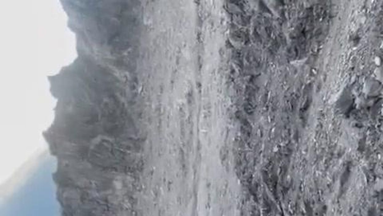 Monte Bianco, cadono pietre: pericolo di morte I video