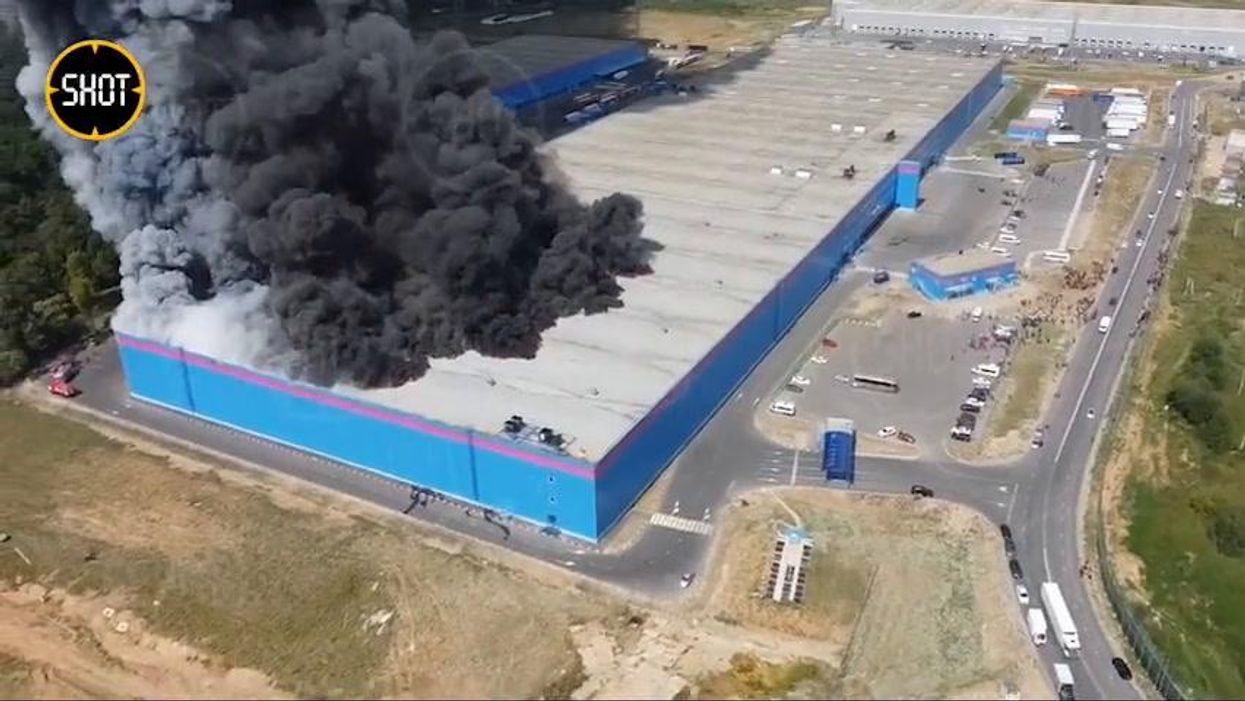 Russia, incendio in un magazzino Ozon | video