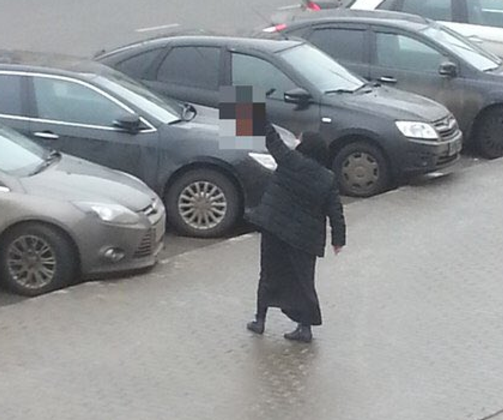 Orrore a Mosca, in strada con la testa mozzata di una bambina - Video