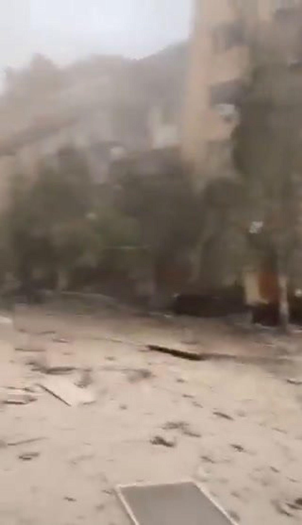 Guerra Ucraina, Mosca bombarda edificio residenziale: 8 morti e 27 feriti | video