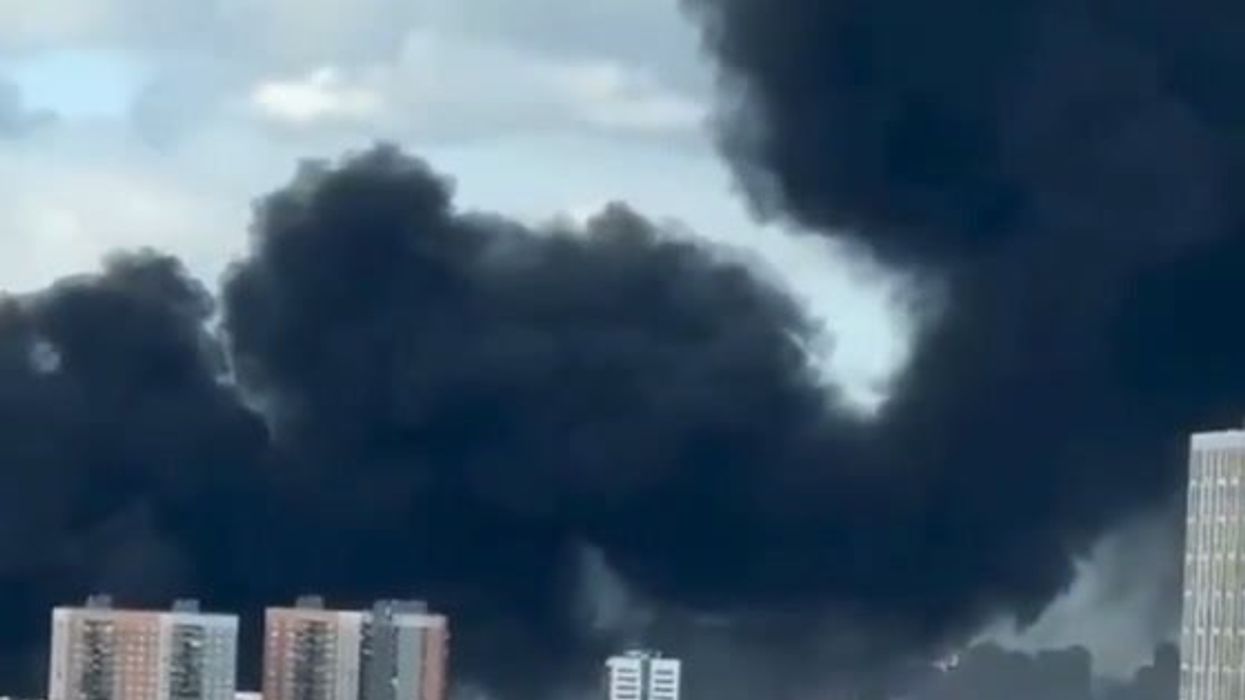 Mosca, misterioso incendio in zona residenziale | video