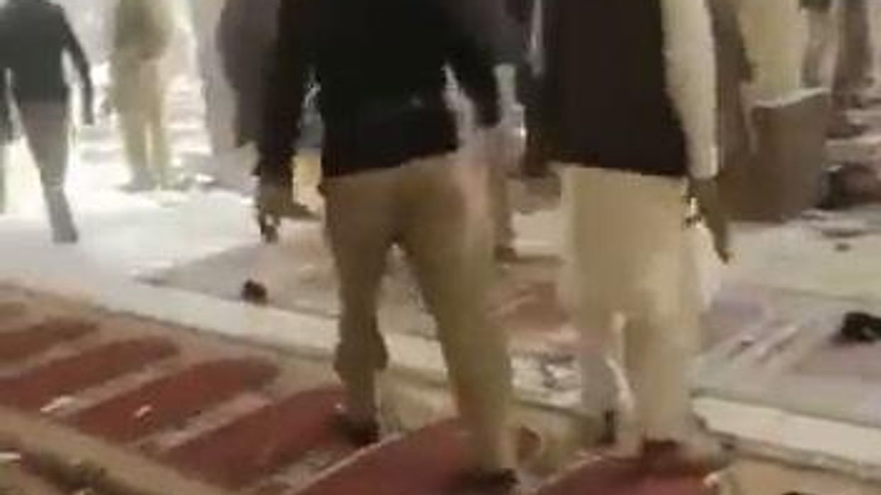 Pakistan: attentato in una moschea a Peshawar, 50 feriti | video