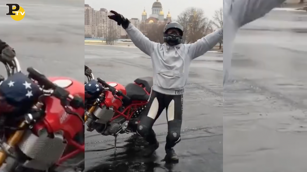 motociclista sruffone cade lago ghiacciato video
