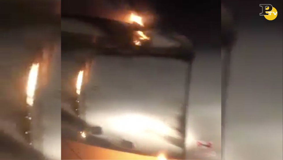 motore aereo fiamme atterraggio emergenza russia