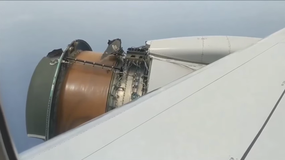 motore aereo rotto atterraggio emregenza aereo United Airlines Honolulu video