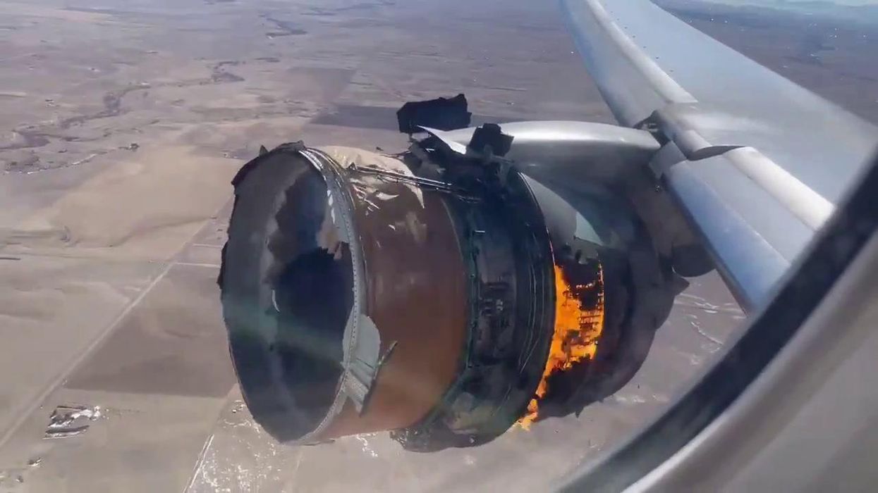 Colorado (Usa), motore di un aereo in fiamme. Panico a bordo | video