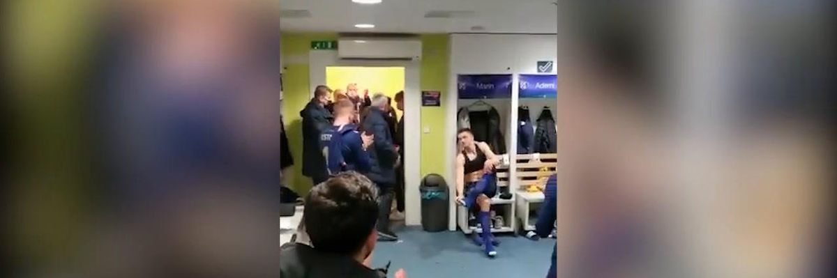 Mourinho entra negli spogliatoi per applaudire gli avversari | video