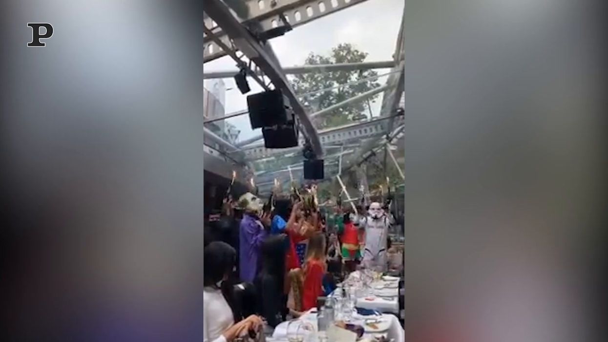 La folle festa in un locale di Milano, malgrado le norme anti Covid | video