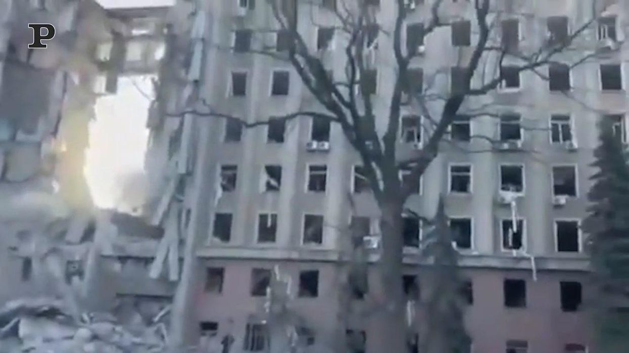 Mykolaiv, il palazzo della Regione distrutto da un missile russo | Video