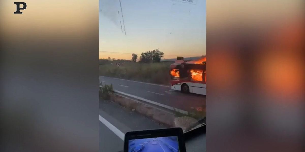 Napoli, bus in fiamme a Giugliano | video