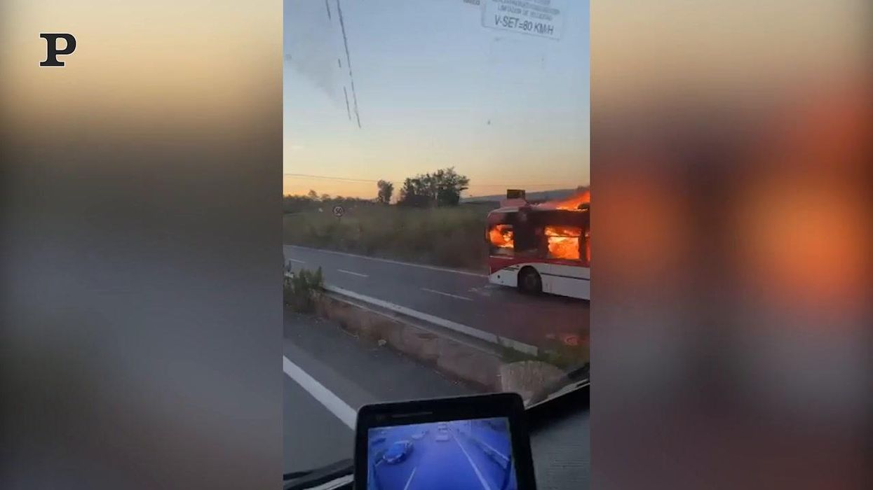 Napoli, bus in fiamme a Giugliano | video