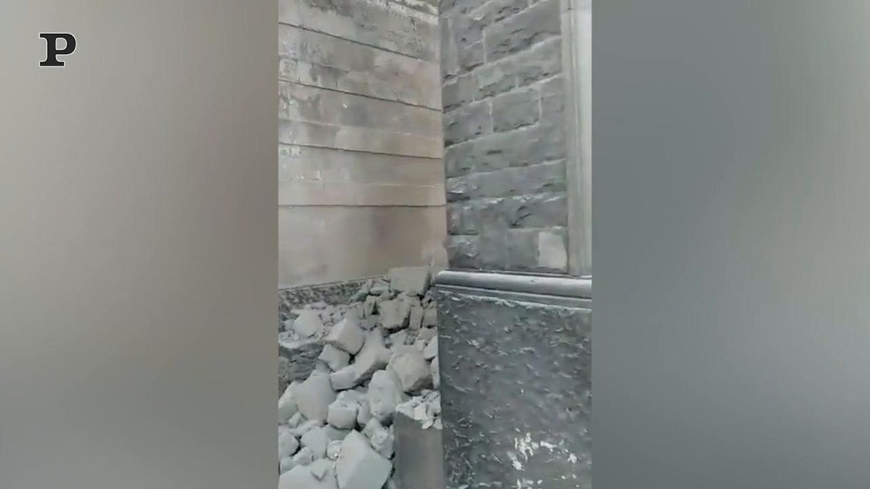 Napoli, crolla una cappella nel cimitero di Poggioreale | Video