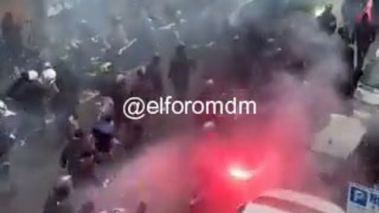 La vergogna di Napoli, città ostaggio degli ultras tedeschi I video