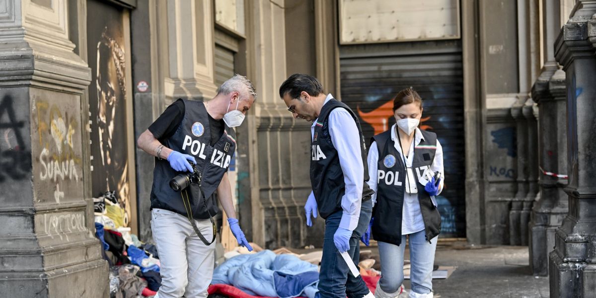 Napoli, sparatoria in un bar: feriti una bimba di 10 anni