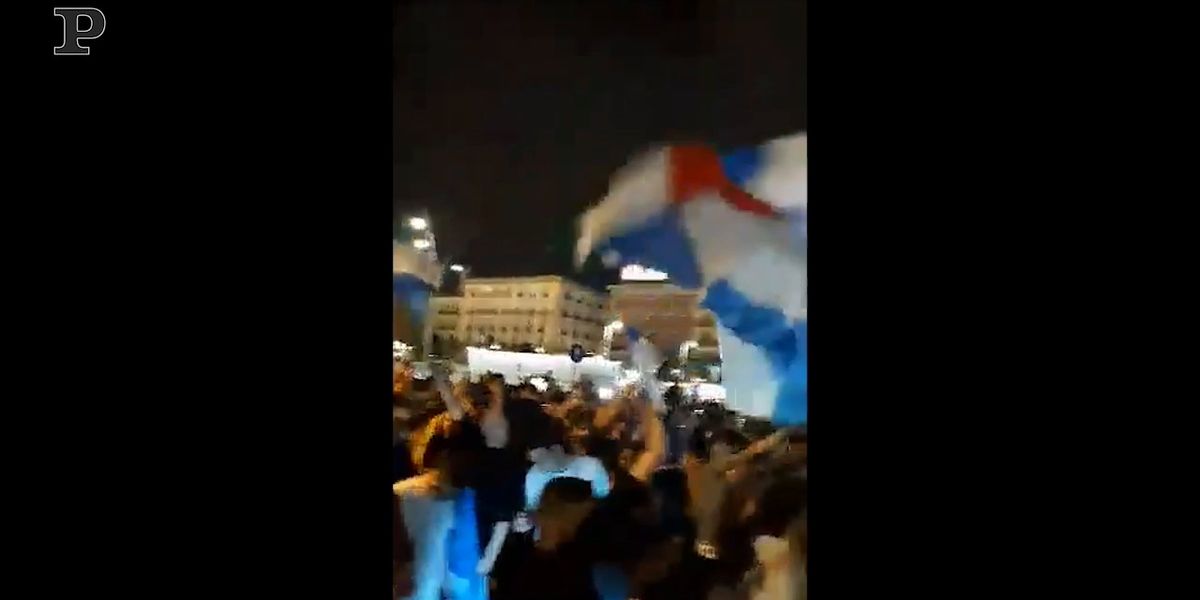 Tifosi del Napoli in strada accalcati dopo la vittoria, è polemica