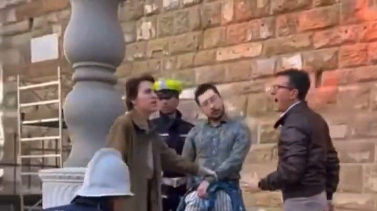 Nardella ferma un imbrattatore a Palazzo Vecchio di Firenze | video