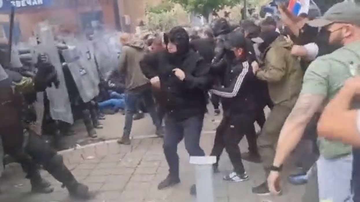 Kosovo, militari italiani feriti negli scontri con manifestanti serbi I video