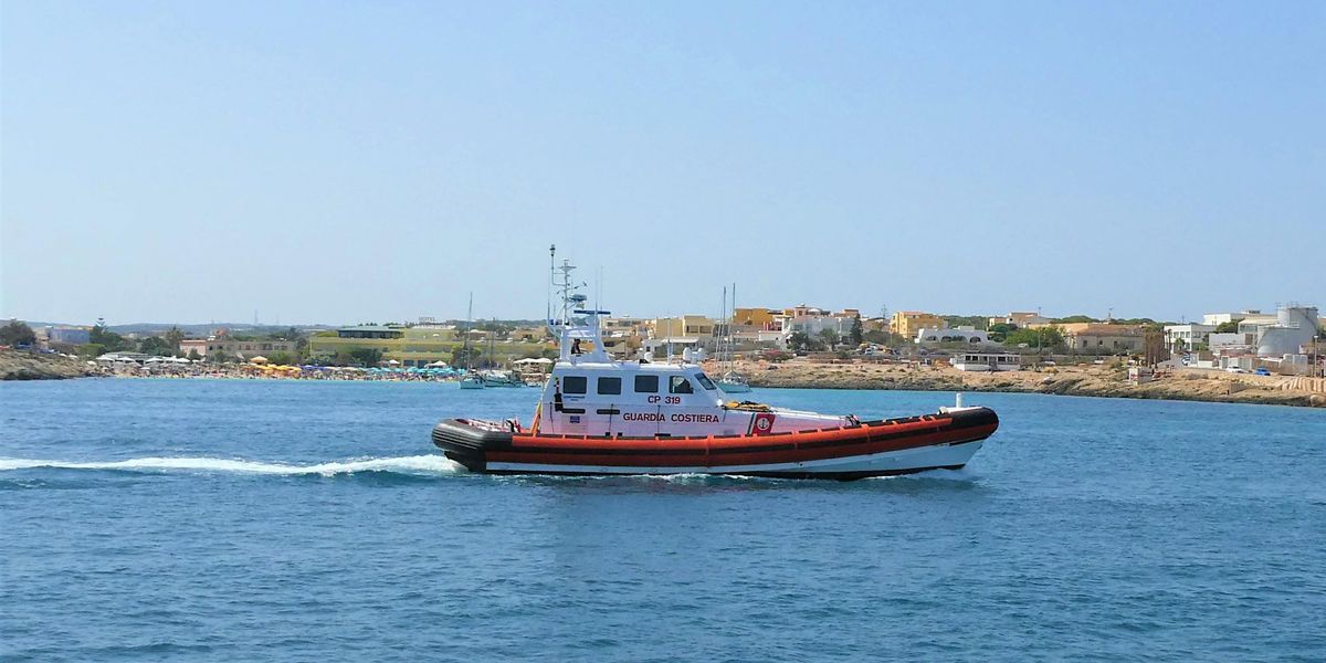 Naufragio in Tunisia, tre barche di migranti, 152 persone soccorse
