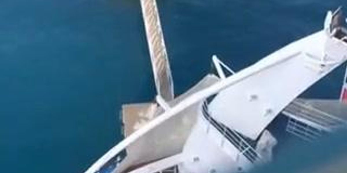 Giamaica, nave gigante contro molo: danni I video