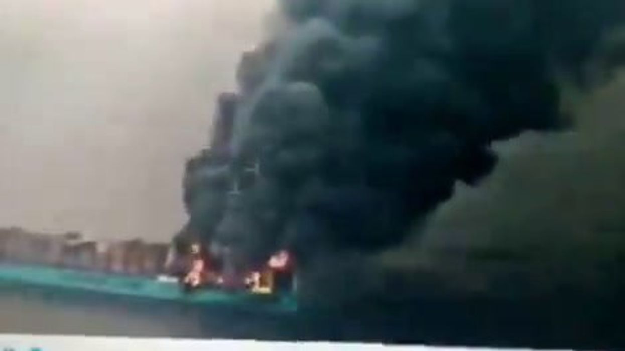 Ribelli Houthi colpiscono con un missile nave diretta in Israele | video