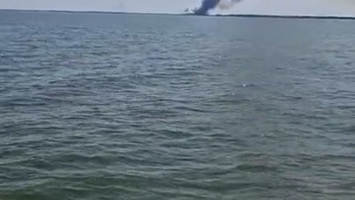 Nave russa in fumo, affonda al largo della Crimea | video