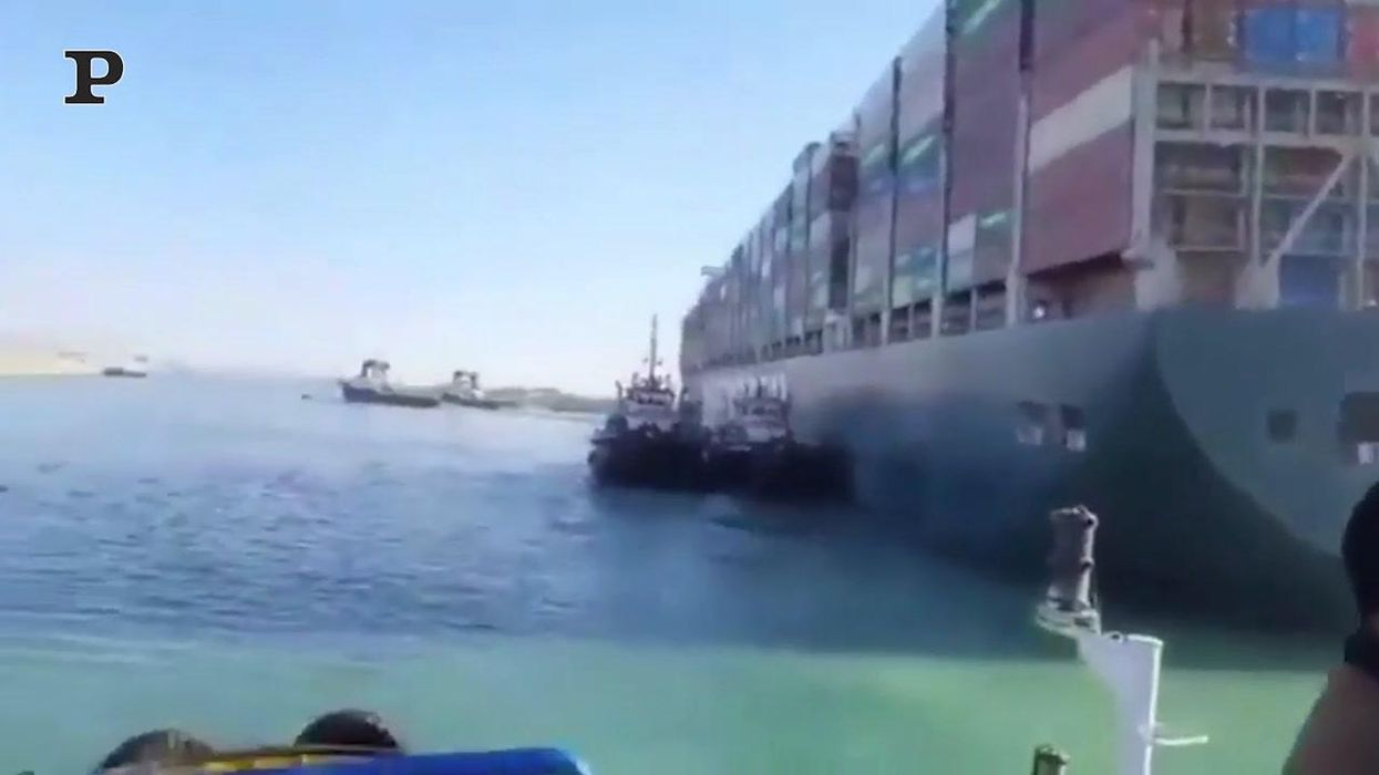 La Ever Given è stata disincagliata. Riapre il Canale di Suez | video