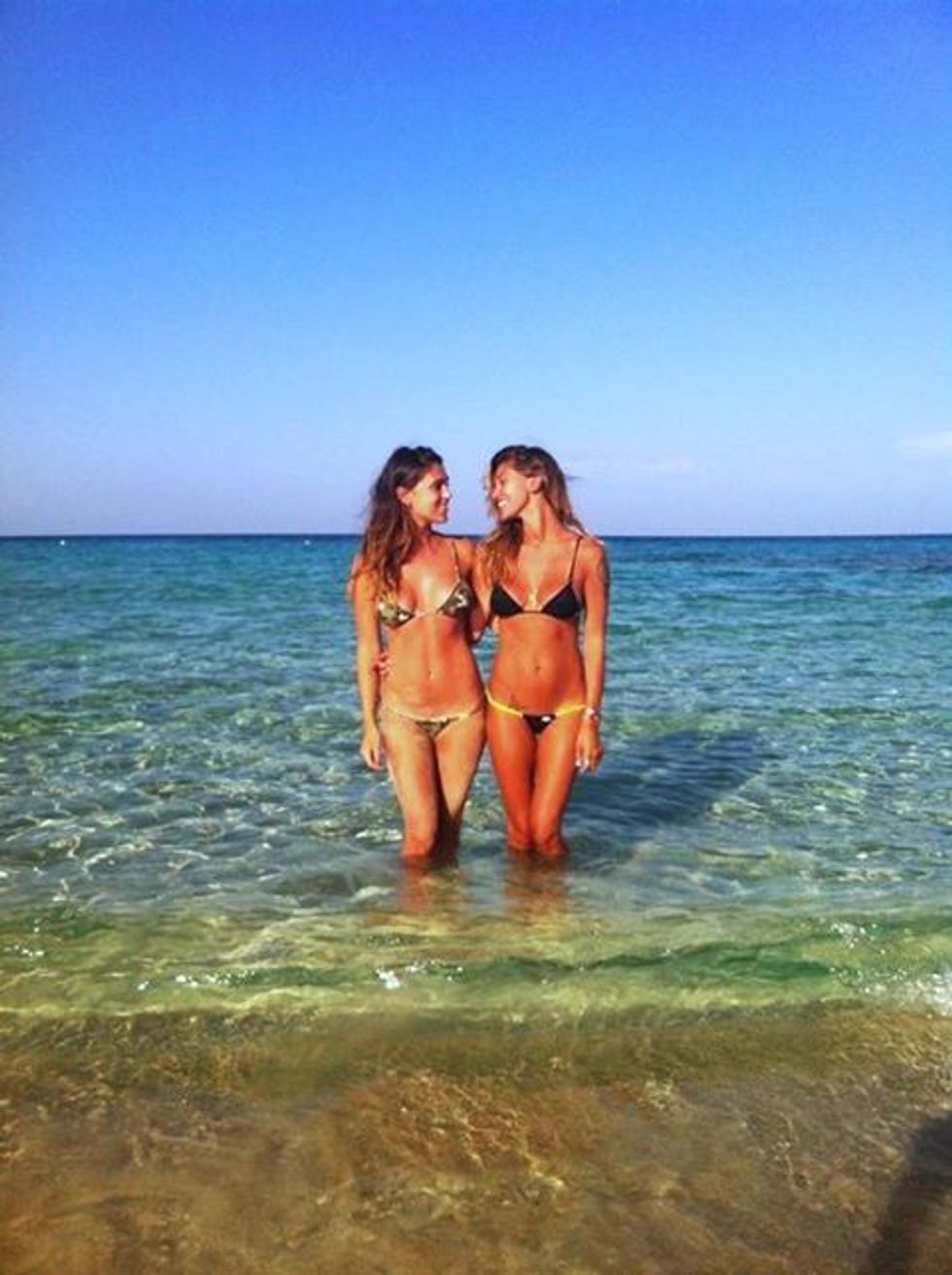 Belén: "sfida" a colpi di bikini con la sorella Cecilia