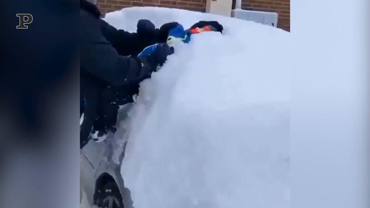 Metodi alternativi per togliere la neve dalla macchina | video