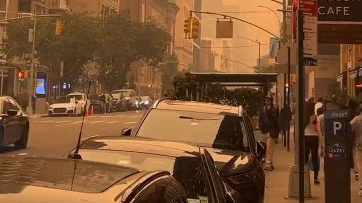 New York avvolta dal fumo rosso | video
