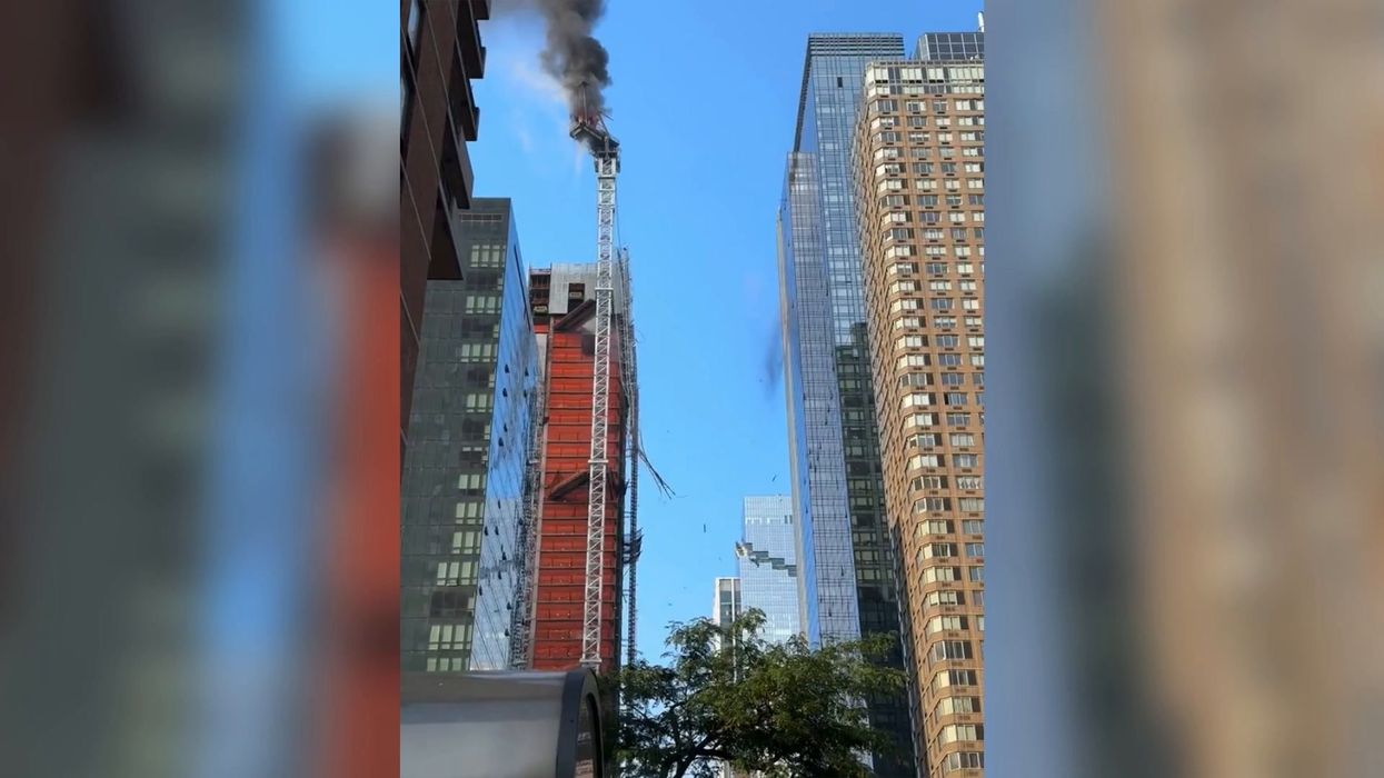 New York: gru prende fuoco e crolla a Manhattan | video