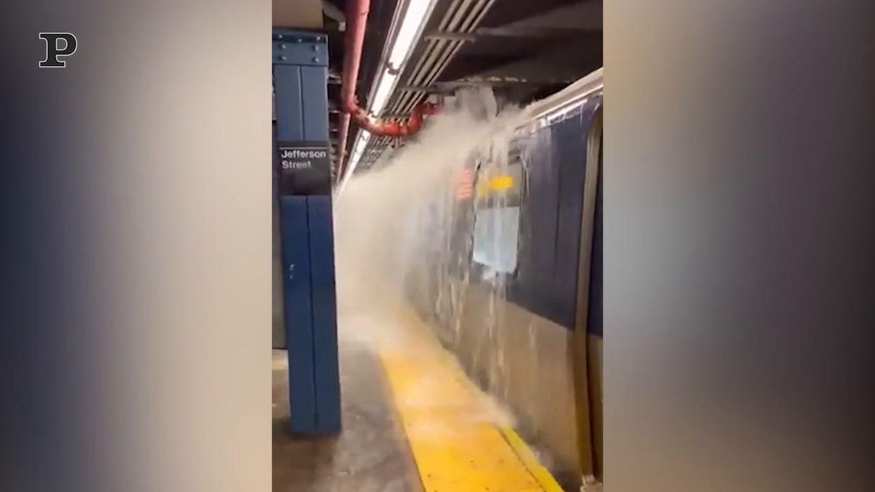 New York, l'uragano Ida si abbatte sulla città: metropolitana completamente allagata | video
