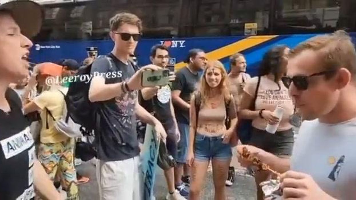 Vegana contro spiedino, sfida in strada a New York | video