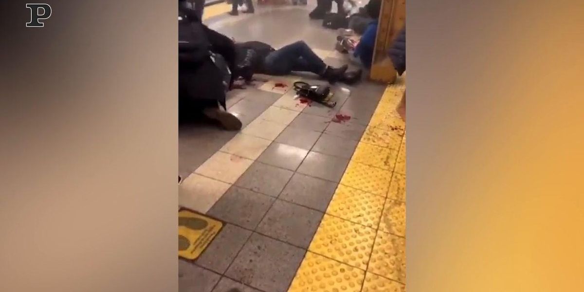 New York, sparatoria nella metropolitana di Brooklyn: diversi feriti | Video