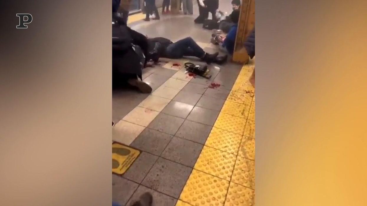 New York, sparatoria nella metropolitana di Brooklyn: diversi feriti | Video