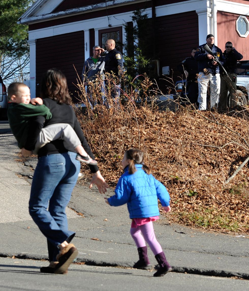 Newtown - Usa, strage a scuola: almeno 28 morti fra cui 18 bambini