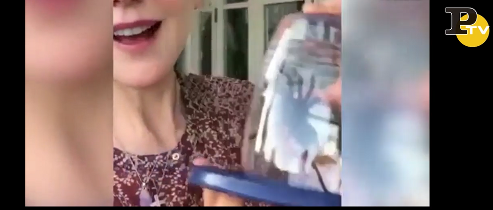 Nicole Kidman cattura tarantola a mani nude video