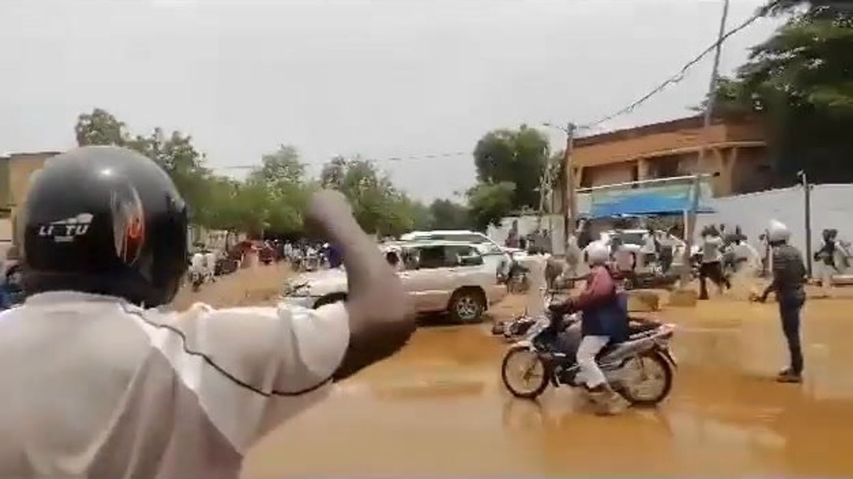 Colpo di stato militare in Niger, un'automobile sfreccia tra la folla e investe dei civili | video